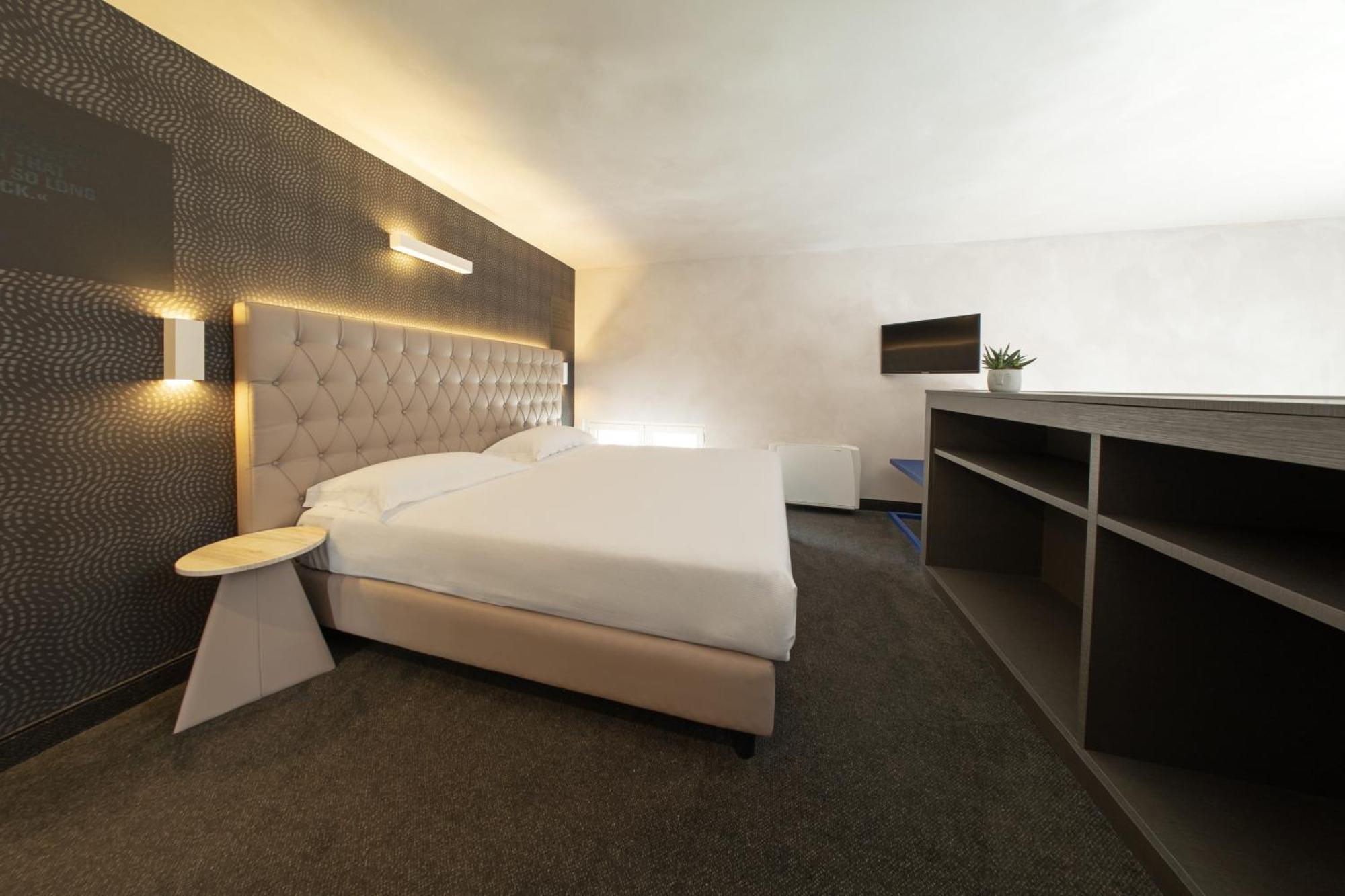 Hotel Al Campanile - Luxury Suites & Apartments Baveno Exterior photo
