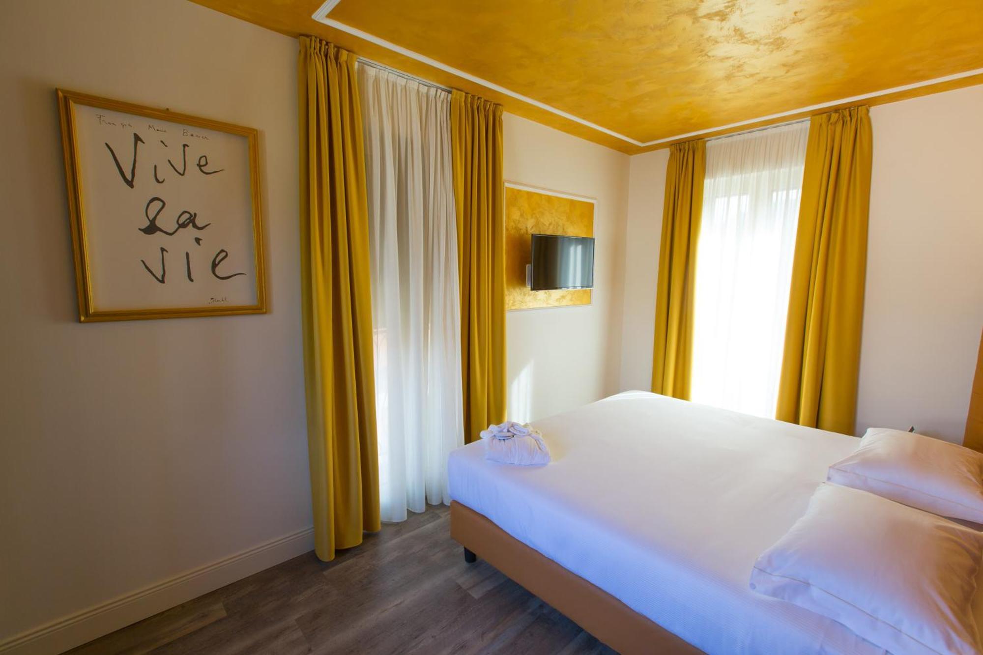 Hotel Al Campanile - Luxury Suites & Apartments Baveno Exterior photo